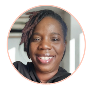 Entrepreneure souriante pour un témoignage