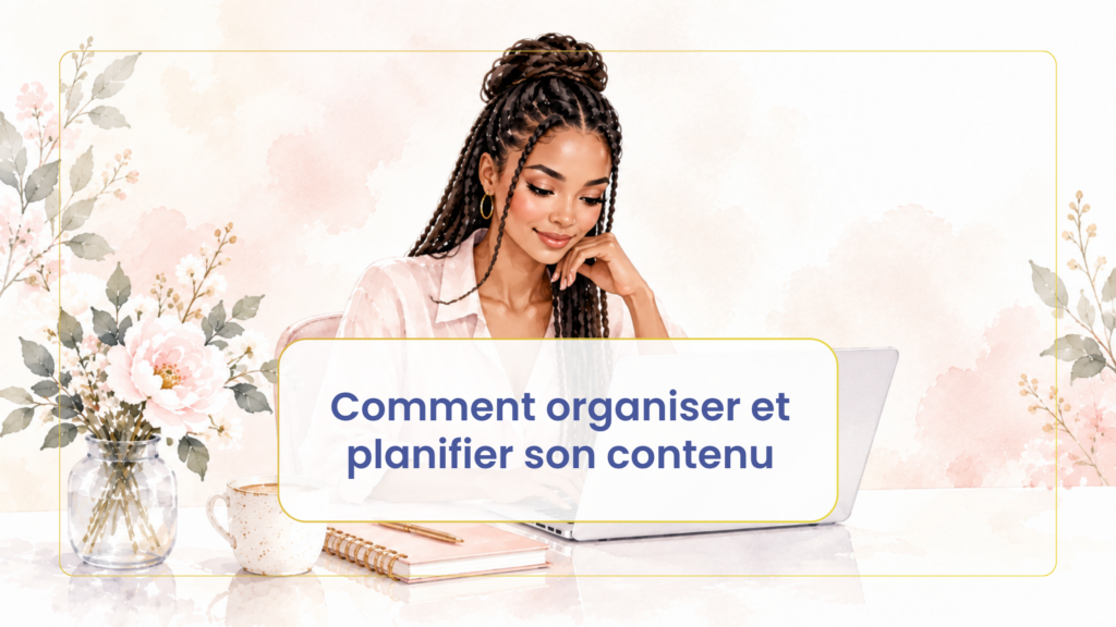 Entrepreneure souriante devant son ordinateur.